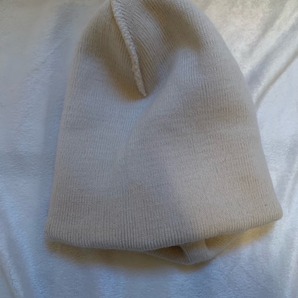 Cream coloured toque - Picture 2 of 4